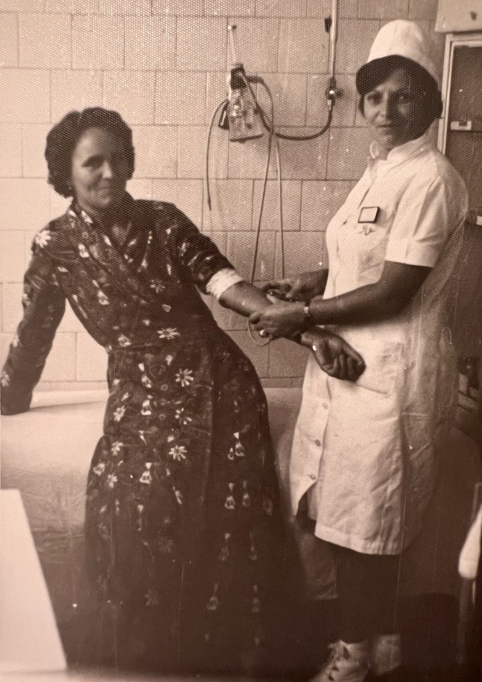 1 Mama Conf. Dr. Camelia Diaconu, împreună cu una dintre paciente